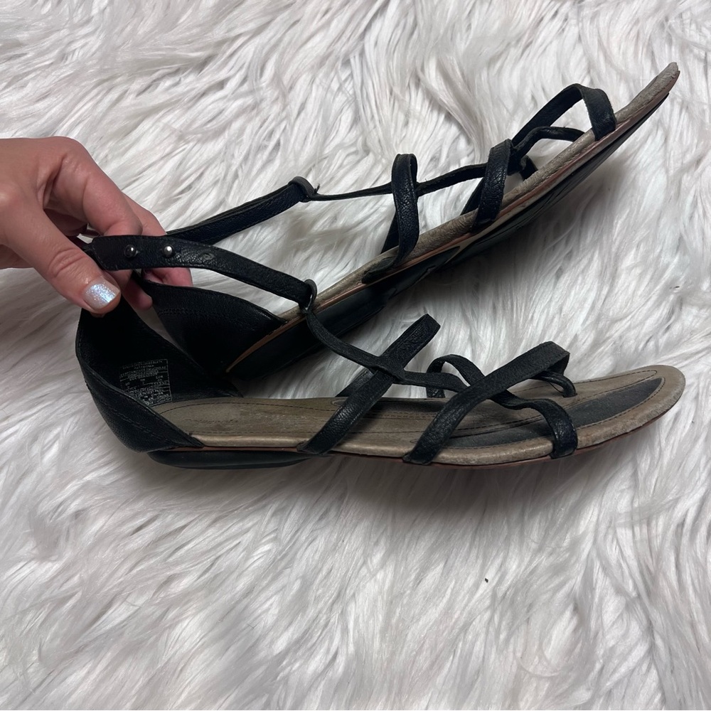 Patagonia leather cross strap leather sandals in black - Picture 3 of 8